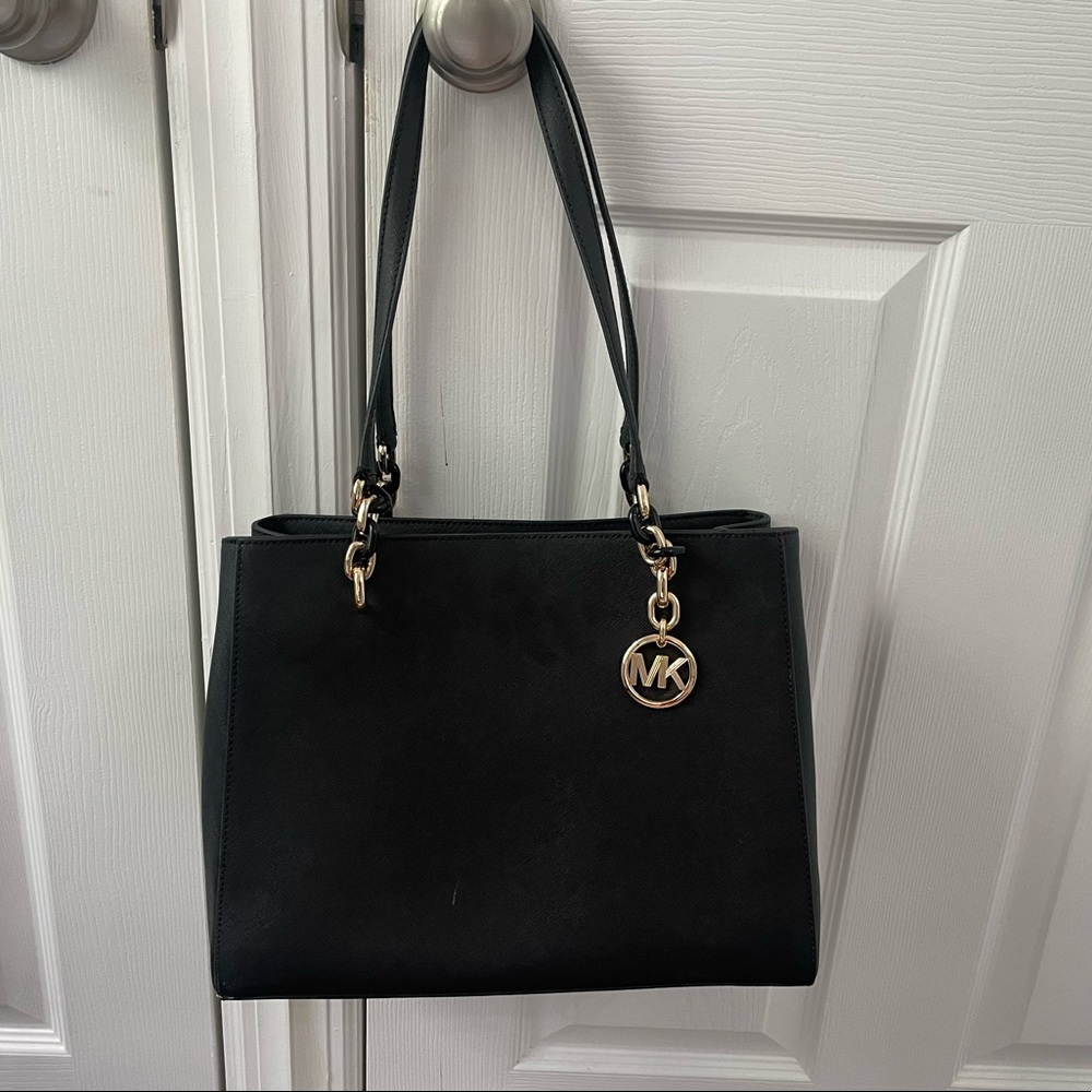 Micheal Kors Medium Messenger Purse